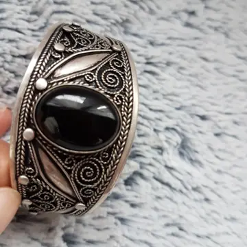 Bracelet ethnique argent, Inconnue