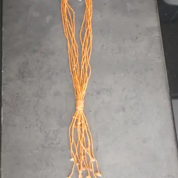 Collier perles orange, Inconnue