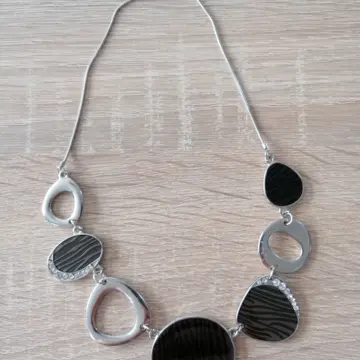 Collier Camaieu, Camaïeu