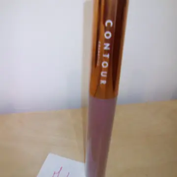 rouge à lèvres liquide, Inconnue