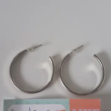 Paire de petites créoles argentée, Action