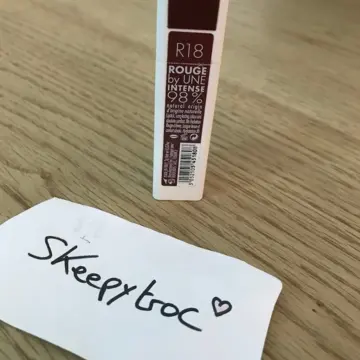 Rouge à lèvres UNE Beauty R18, UNE Beauty