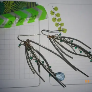 boucle d'oreilles pendantes argentées et bleues, Inconnue