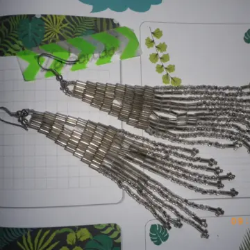 boucle d'oreilles pendantes argentées, Inconnue