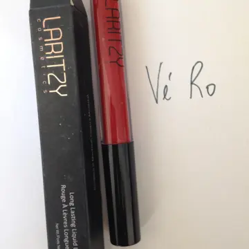 Rouge à lèvres mat liquide - Teinte Power: Rouge écarlate intense, Laritzy cosmetics