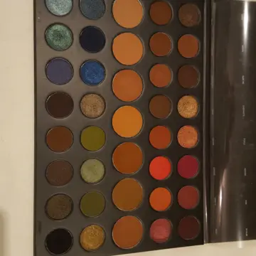Palette fards à paupières Morphe, Inconnue