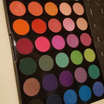 Palette fards à paupières Morphe, Inconnue