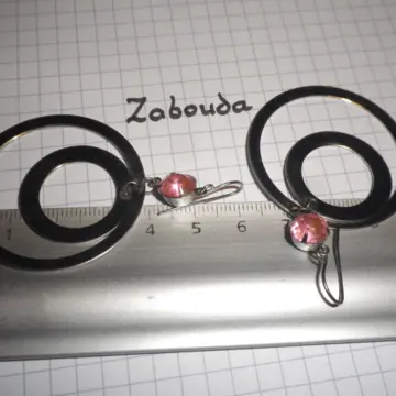 boucle d'oreilles argentées et roses, Inconnue