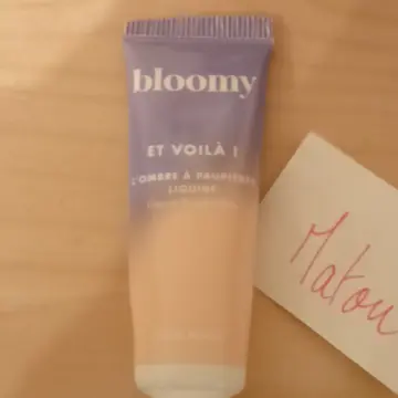 ombre à paupières liquide, Inconnue