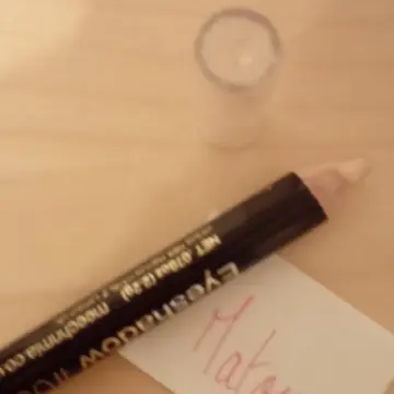 crayon à paupières doré, Inconnue