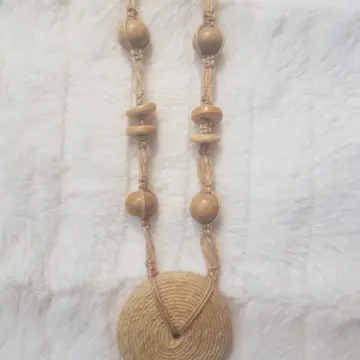 Collier sautoir, Inconnue