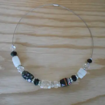 Collier perles en verre, Inconnue
