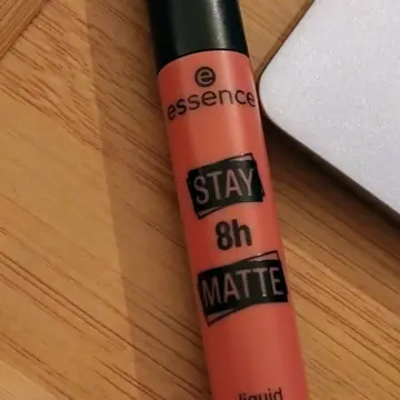 Rouge à lèvres liquide, Essence