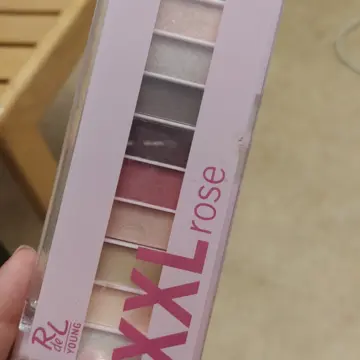 Palette de maquillage, R l Young