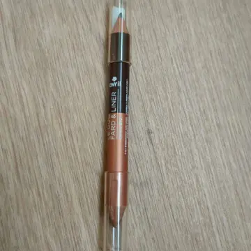 Crayon yeux Avril, Avril
