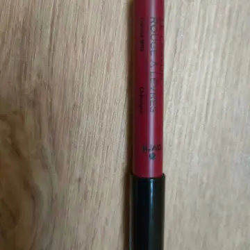 Crayon rouge à lèvre, Avril