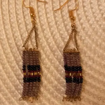 B.O. pendantes., Orelia