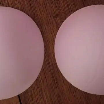 Coques à soutien-gorge., La Femme