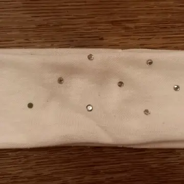 Bandeau à cheveux blanc., Le Blanc