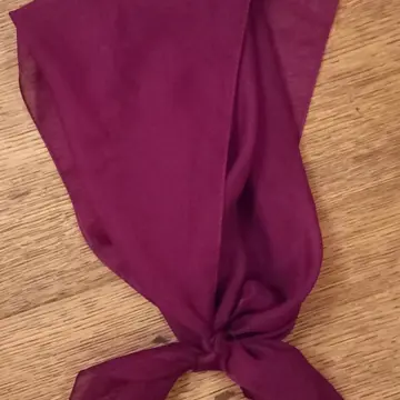 Petit foulard bordeaux., Inconnue