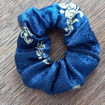 Chouchou bleu nuit., Marque asiatique