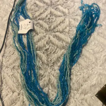 Collier perles bleues, Inconnue