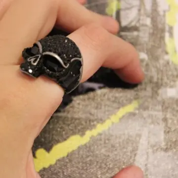 Bague noire tête de mort strass T.54, Inconnue