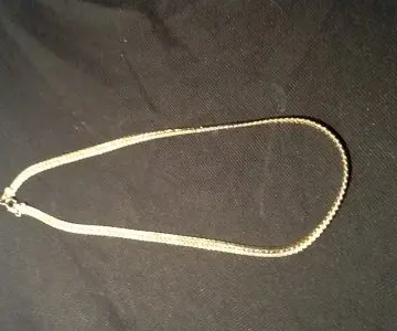 Chaîne dorée, Zara