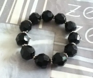 Bracelet noire, Inconnue