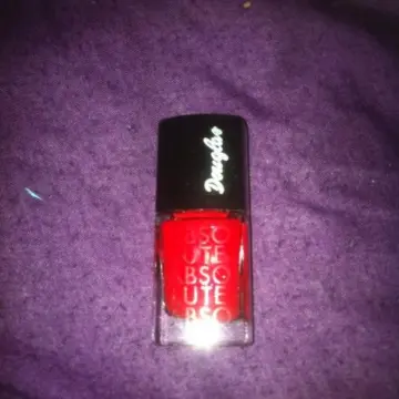 vernis rouge éclatant, Douglas