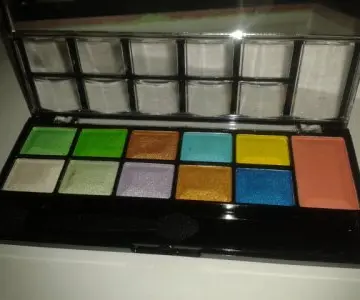 Palette Fard à paupière, Inconnue