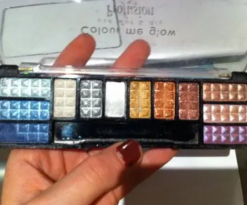 Palette de fards, Inconnue
