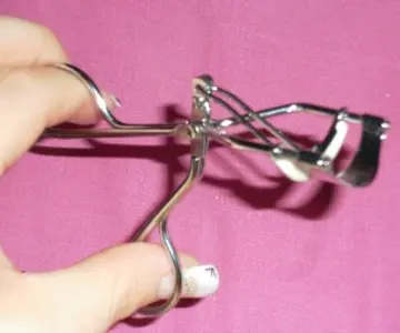 recourbe cils, Inconnue