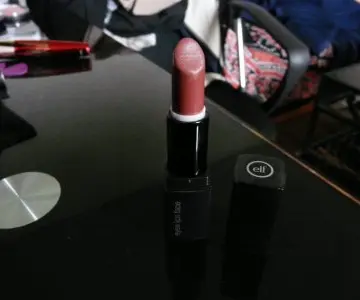 Rouge à lèvres, Elf