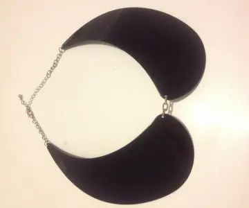 Collier Col Claudine, Inconnue