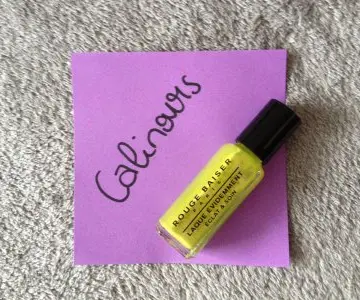 Vernis vert pomme, Rouge baiser