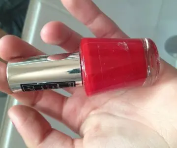Vernis Rouge Vif, Inconnue