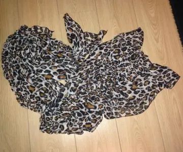 Foulard Leopard, Inconnue