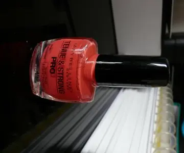 Vernis orange Tenue & Strong Pro, Maybelline