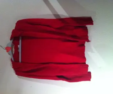 Veste en maille rouge., Mim