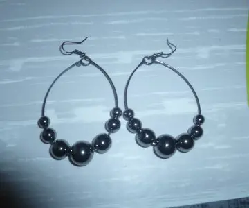 Boucles d'oreilles "boules " argentées, Inconnue