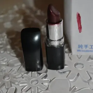 Rouge à lèvre rouge foncé, Inconnue