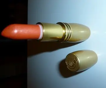 rouge à lèvre, Inconnue
