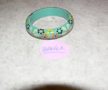 Bracelet à fleurs (bleu), Cache cache