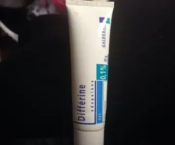 Creme boutons, Differine