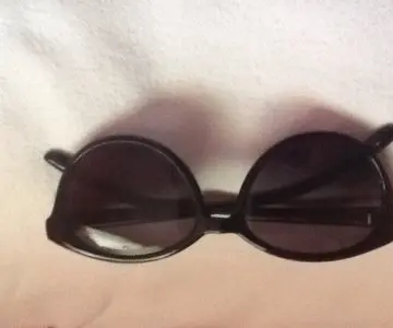 Lunettes pin up, Inconnue