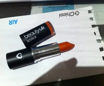 Rouge à lèvre orangé, Beauty Uk