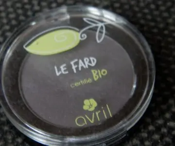 Fard à paupières, Avril
