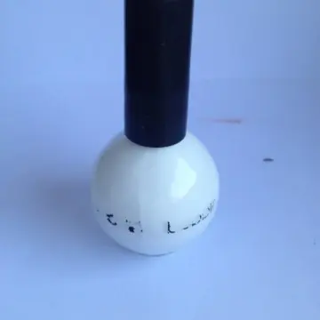 vernis à ongle blanc, Inconnue