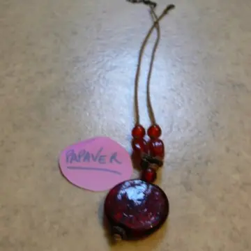 Collier pierre rouge, Cache cache